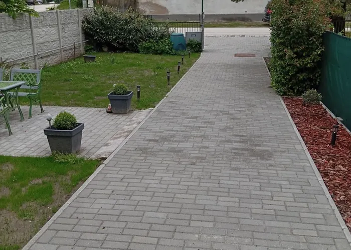 Suenfeszek Vendeghaz God